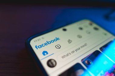 Londra, İngiltere - 24 Ekim 2024: Facebook uygulamalı cep telefonu ekranda. Facebook uygulama logosu