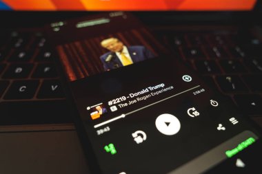Los Angeles, California - 26 Ekim 2024: Joe Rogan Spotify 'da konuk olarak Donald Trump' ı izledi. Telefon ekranında popüler podcast görüntülendi. Yüksek kalite fotoğraf