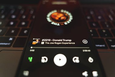 Los Angeles, California - 26 Ekim 2024: Joe Rogan Spotify 'da konuk olarak Donald Trump' ı izledi. Telefon ekranında popüler podcast görüntülendi. Yüksek kalite fotoğraf