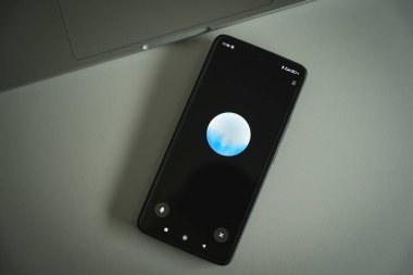 Riga, Letonya - 27 Ekim 2024: OpenAI tarafından geliştirilen ChatGPT 'deki gelişmiş ses modu telefon ekranında görüntülendi. Yüksek kalite fotoğraf