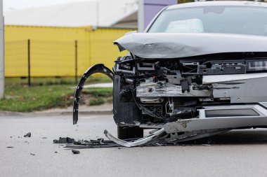 Ön camı parçalanmış bir araba. Trafik kazasında. Yüksek kalite fotoğraf