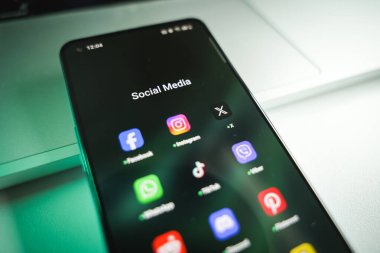 Vilnius, Litvanya - 2024 Ekim 28: Cep telefonu ekranında sosyal medya uygulamaları. Facebook, instragram, X, Whatsapp, tiktok, viber. Yüksek kalite fotoğraf