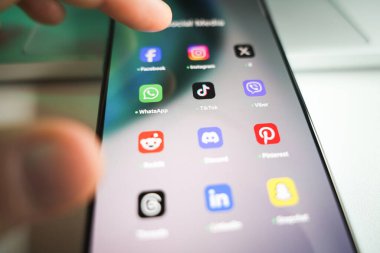 Vilnius, Litvanya - 2024 Ekim 28: Telefon ekranında sosyal medya uygulama simgeleri. Açmak için elle toplama uygulaması. Facebook, instragram, X, Whatsapp, tiktok, viber