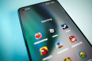 Tallinn, Estonya - 28 Ekim 2024: Akıllı telefondan cep telefonu oyunları. Telefonda çeşitli popüler oyunlar. Oyun konsepti. Yüksek kalite fotoğraf