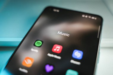 Tallinn, Estonya - 28 Ekim: Akıllı telefon ekranında müzik akışı uygulamaları. Spotify, Apple müziği, Shazam. Yüksek kalite fotoğraf