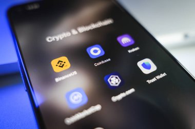 Kaunas, Lituhania - 29 Ekim 2024: Akıllı telefon ekranında kripto ve engelleme uygulamaları. Yüksek kalite fotoğraf