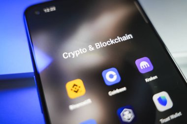 Kaunas, Lituhania - 29 Ekim 2024: Akıllı telefon ekranında kripto ve engelleme uygulamaları. Yüksek kalite fotoğraf