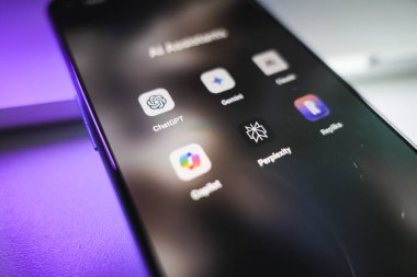 Kaunas, Litvanya - 29 Ekim 2024: Akıllı telefon ekranında yapay zeka sohbet robotları ve asistanları uygulamaları. ChatGPT, Gemini, Cuse, Copilot. Yüksek kalite fotoğraf
