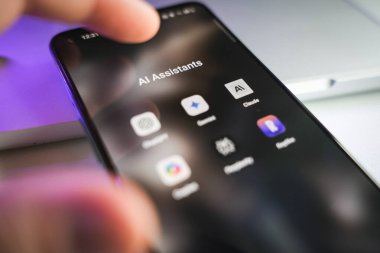 Kaunas, Litvanya - 29 Ekim 2024: Akıllı telefon ekranında yapay zeka sohbet robotları ve asistanları uygulamaları. ChatGPT, Gemini, Cuse, Copilot. Yüksek kalite fotoğraf