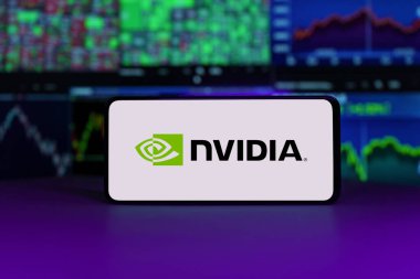 Cep telefonu ekran şirketindeki Nvidia logosu hisse senetleri borsada yükselir veya düşer: Londra, Birleşik Krallık - 2024 Ekim 31: Yüksek kalite fotoğraf