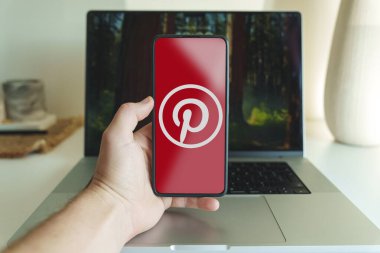 Pinterest uygulama logosu dizüstü bilgisayarın önünde. Yüksek kalite fotoğraf. Kaunas Litvanya - 2024 Ekim 31. Yüksek kalite fotoğraf