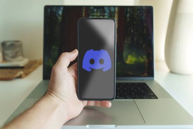 Dizüstü bilgisayarın önünde uyumsuz uygulama logosu. Yüksek kalite fotoğraf. Kaunas Litvanya - 2024 Ekim 31. Yüksek kalite fotoğraf