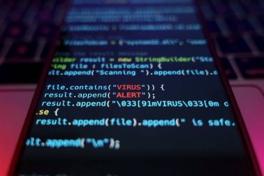 Akıllı telefon cihazındaki virüs. Virüs alarmı girdisiyle programlama kodu. Kötü amaçlı yazılım ve güvenlik online konsepti. Yüksek kalite fotoğraf