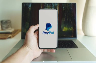 Paypal internet bankacılığı uygulama logosu dizüstü bilgisayarın önünde. Kaunas Litvanya - 2024 Ekim 31. Yüksek kalite fotoğraf
