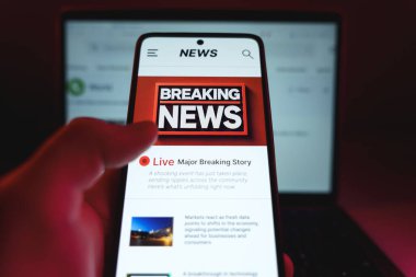 Elinde cep telefonu olan bir adam son dakika haberlerini kontrol ediyor. Yüksek kalite fotoğraf