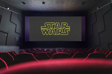 Sinema ekranında Star Wars filmi var. Yüksek kalite fotoğraf. Paris, Fransa - 4 Kasım 2024