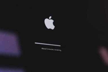 Apple Macbook dizüstü bilgisayarı güncelleniyor. Güncellenen bilgisayar mac os California, Amerika Birleşik Devletleri - 2024 Kasım