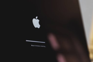 Apple Macbook dizüstü bilgisayarı güncelleniyor. Güncellenen bilgisayar mac os California, Amerika Birleşik Devletleri - 2024 Kasım