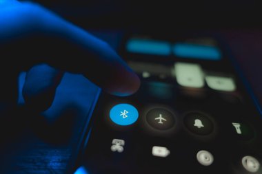 Akıllı telefon ekranında bluetooth bağlantısı. Yüksek kaliteli illüstrasyon