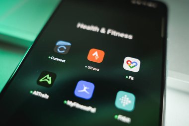 Kaunas, Litvanya - 28 Ekim 2024: Akıllı telefondaki sağlık ve zindelik takip uygulamaları. Sağlıklı yaşam tarzı kavramı. Yüksek kalite fotoğraf
