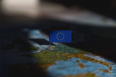 Avrupa Birliği bayrağı Avrupa haritasında çarpıcı şekilde vurgulandı. Kriz. Yüksek kalite fotoğraf