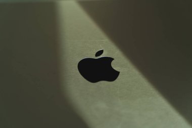 Kaliforniya, ABD - 20 Ekim 2024: Macbook üzerinde Apple logosu vurgulandı. Yüksek kalite fotoğraf