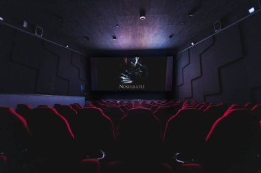 Paris, Fransa - 21 Ekim 2024: Boş Sinema Tiyatrosu 'nda Nosferatu korku filmi, popüler filmi gösteren büyük projeksiyon ekranı
