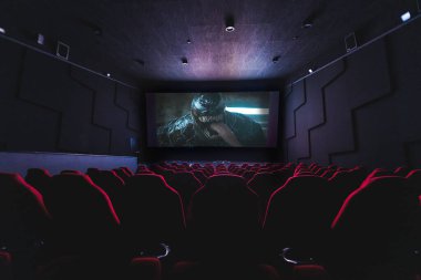 Paris, Fransa - 21 Ekim 2024: Venom: Boş Sinema Tiyatrosu 'ndaki Son Dans filmi, popüler filmi gösteren büyük projeksiyon ekranı. Yüksek kalite fotoğraf