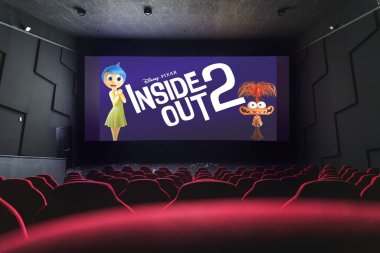 Paris, Fransa - 21 Ekim 2024: Boş sinemada ters çevrilmiş 2 animasyon filmi, popüler filmi gösteren büyük projeksiyon ekranı