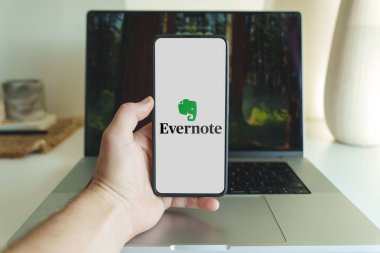  Bilgisayarın önündeki akıllı telefon ekranındaki her başvuru logosu. Vilnius Litvanya - 2024 Kasım. Yüksek kalite fotoğraf