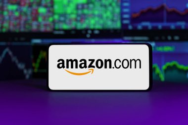 Cep telefonu ekran şirketindeki Amazon logosu borsada yükselir ya da düşer. Londra, Birleşik Krallık - 2024 Kasım 6
