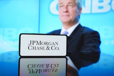 Şirketin CEO 'su Jamie Dimon' un önündeki JPMorgan Chase logosu. 6 Aralık 2024