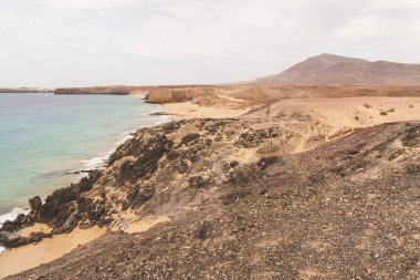 Lanzarote Papagayo plajı turistlerle dolu. 1 Aralık 2024