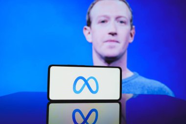 Meta logosu ve şirket CEO 'su Mark Zuckerberg. 4 Aralık 2024