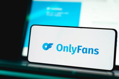 Akıllı telefon ekranında sadece hayranların logosu ve web sitesi gösteriliyor. 29 Aralık 2024