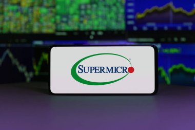 Arkaplanda borsa grafikleri olan bir akıllı telefon ekranında süpermikro logo görüntülendi. 2 Ocak 2025