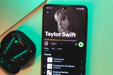 Spotify 'da Taylor Swift' in sanatçı profilini gösteren bir akıllı telefon. 5 Ocak 2025