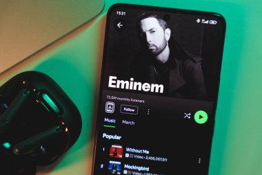 Spotify 'da Eminem' in sanatçı profilini gösteren bir akıllı telefon. 5 Ocak 2025