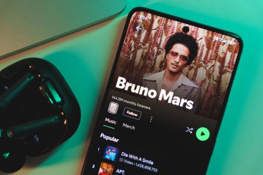 Bruno Mars 'ın ressam profilini Spotify' da gösteren bir akıllı telefon. 5 Ocak 2025