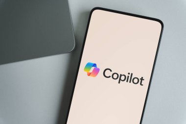 Microsoft Copilot logosunu gösteren bir akıllı telefon. 8 Ocak 2025
