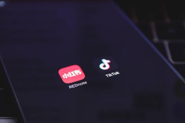 REDnote ve TikTok uygulamaları akıllı telefon ekranında. Çin sosyal medya uygulamaları. 14 Ocak 2025