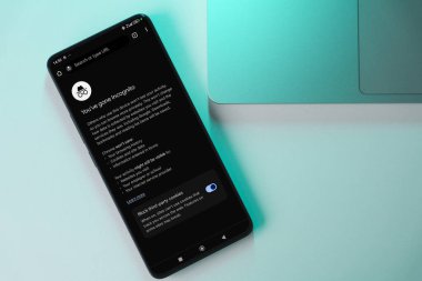 Krom Incognito özel Mode ekranını gösteren bir akıllı telefon. 14 Ocak 2025 