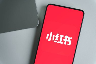 Akıllı telefon ekranında REDnote uygulaması. Çin sosyal medya uygulaması. 14 Ocak 2025