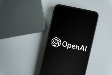 OpenAI logosunu gösteren bir akıllı telefon. 8 Ocak 2025