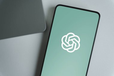  ChatGPT logosunu gösteren bir akıllı telefon. 8 Ocak 2025