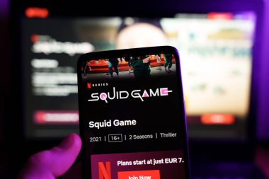 TV şovu Squid oyun 2 logosu akıllı telefon ekranında gösteriliyor. 26 Aralık 2024. Yüksek kalite fotoğraf