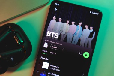  5 Ocak 2025 'te Spotify' da K-Pop grubu BTS 'nin sanatçı profilini gösteren akıllı telefon.