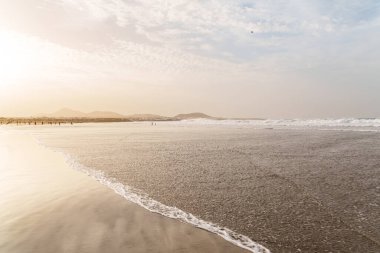 Lanzarote, Kanarya Adası 'nda altın gün batımında güzel Farmaca kumlu plajı - 29 Kasım