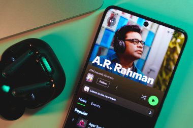A.R. gösteren bir akıllı telefon. Rahman 'ın Spotify' daki sanatçı profili. 5 Ocak 2025