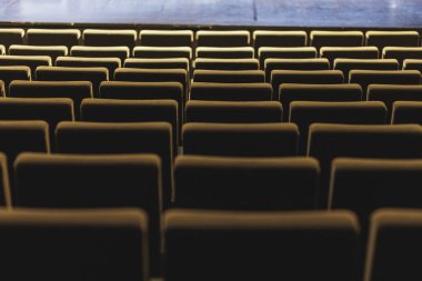 Salonda ya da tiyatroda boş koltuklar olması beklenti ve potansiyel yaratıyor. Yüksek kalite fotoğraf